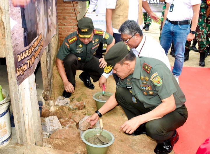 Danrem 043/Gatam Brigjen TNI Rikas Hidayatullah, S.E., M.M., yang didampingi oleh perwakilan GM SRM KKU PLN Lampung, Bapak Rio Widiya Nugraha melaksanakan peletakan batu pertama untuk RTLH milik Bapak Tri Wahyudi di Kecamatan Sukarame, Bandar Lampung, pada Senin (16/12/2024)/Penrem Gatam