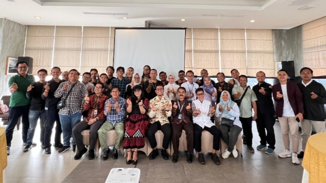 Foto bareng Yan Iswara Rosya, Kepala OJK Provinsi Jambi yang baru bersama para jurnalis yang tergabung dalam Forum Wartawan OJK Jambi/Hery FR