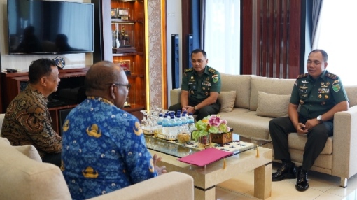 Panglima Kodam (Pangdam) XVII/Cenderawasih Mayjen TNI Rudi Puruwito, S.E., M.M., menerima audiensi Kepala Perwakilan Badan Kependudukan dan Keluarga Berencana Nasional (BKKBN) Provinsi Papua, Bapak Sarles Brabar, S.E., M.Si., di Markas Kodam XVII/Cenderawasih, Selasa (17/12/2024)/Pendam Cenderawasih