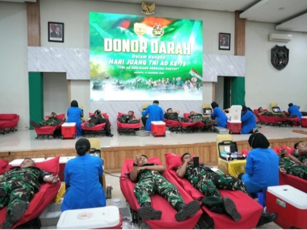 Kodam Jaya menggelar kegiatan donor darah dalam rangka memperingati Hari Juang TNI Angkatan Darat (TNI AD) ke-78 di Aula Ahmad Yani, Makodam Jaya, Jakarta Timur./Pendam Jaya