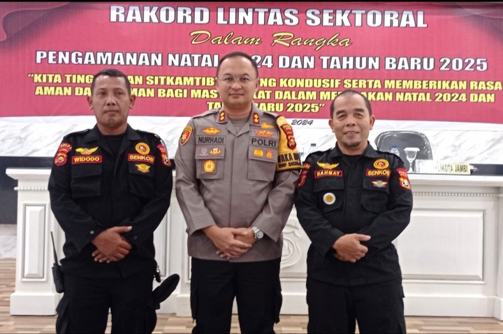 Ketua Senkom Mitra Polri Kota Jambi, Rahmat, didampingi Bendahara Senkom, Widodo, menghadiri Rapat Koordinasi (Rakor) Lintas Sektoral terkait pengamanan Natal 2024 dan Tahun Baru 2025/sriwijayadaily