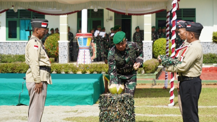 Panglima Kodam XVII/Cenderawasih, Mayjen TNI Rudi Puruwito, S.E., M.M, memimpin langsung Peringatan Hari Juang Infanteri ke-76 yang berlangsung di Lapangan Pancasila Rindam XVII/Cenderawasih, Sentani, Papua, Kamis (19/12/2024)/Pendam Cenderawasih