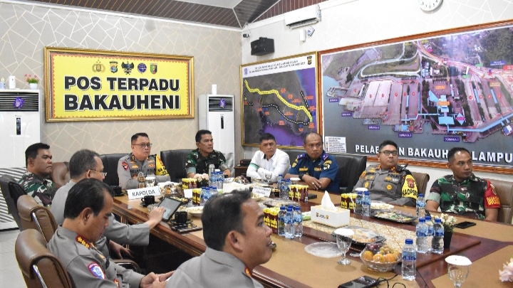 Danrem 043/Gatam dan Kapolda Tinjau Pospam Bakauheni Usai Apel Pengamanan Nataru 2024/Penrem Gatam