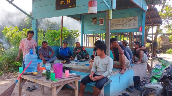 Babinsa Payo Selincah Bangun Kedekatan dengan Warga Melalui Kunjungan ke Pos Kamling/sriwijayadaily