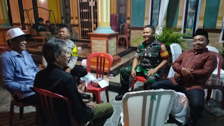 Babinsa Kelurahan Bakung Jaya Jaga Kondusifitas Wilayah Melalui Komunikasi dengan Warga/Pendim Jambi