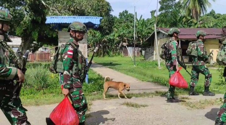 Satgas Yonif 642/Kps Pos Teluk Arguni Gelar Anjangsana dan Berikan Bantuan Sembako di Kampung Bofuwer/sriwijayadaily