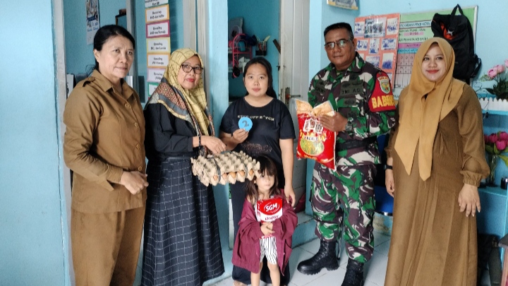 Babinsa Kelurahan Beringin Bersama Balai KB Salurkan Bantuan untuk Anak Penderita Stunting/pendim jambi