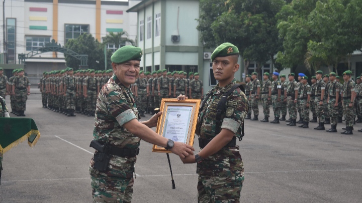 Danrem 043/Gatam Brigjen TNI Rikas Hidayatullah, S.E., M.M., sambut personel Tonting Yudha Wastu Pramuka Jaya (YWPJ) Yonif 143/TWEJ dalam rangka memperingati Hari Juang Infanteri Ke-76 Tahun 2024. Jum'at (27/12/2024)/Penrem Gatam