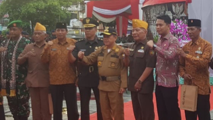 Ketua Dewan Pimpinan Daerah (DPD) Pepabri Provinsi Jambi, Kolonel (Purn) Bunadi foto bersama Gubernur Provinsi Jambi, Al Haris, dan keluarga pejuang/sriwijayadaily