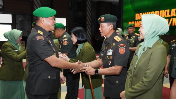Kasad, Jenderal TNI Maruli Simanjuntak, M.Sc memberikan ucapan selamat kepada Panglima Kostrad, Letjen TNI Mohammad Fadjar, MPICT/Dispenad