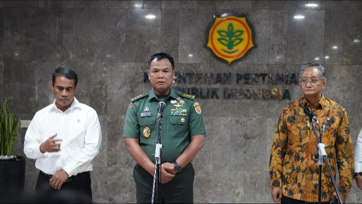 Wakasad, Letjen TNI Tandyo Budi Revita bersama Menteri Pertanian (Mentan) Andi Amran Sulaiman dan Menteri Pekerjaan Umum/Dispenad