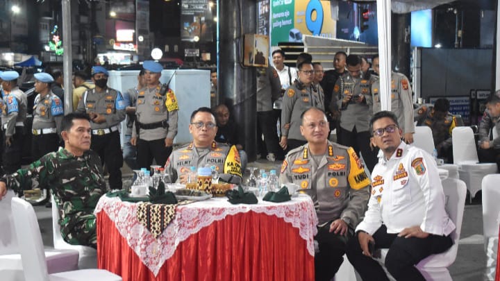 Danrem 043/Gatam Brigjen TNI Rikas Hidayatullah, S.E., M.M., bersama Kapolda Lampung dan jajaran Forkopimda Provinsi Lampung, turut memantau situasi malam pergantian tahun baru 2025/Penrem Gatam