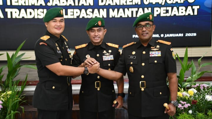 Pangdam II/Sriwijaya, Mayjen TNI M. Naudi Nurdika (tengah), Brigjen TNI Muhammad Thohir (kiri) dan Brigjen TNI Adri Koesdyanto (kanan)/sriwijayadaily.com
