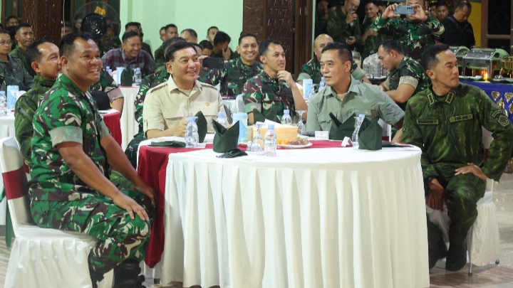 Menhan, Panglima TNI, dan Wakasad Tahun Baruan dengan Ribuan Prajurit di Timika/Dispenad