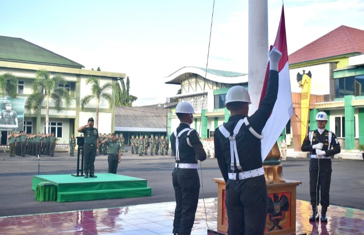 Kasrem 043/Gatam Kolonel Inf Sumarlin Marzuki, S.E. pimpin Upacara Bendera Tujuh Belasan yang dilaksanakan di Lapangan Makorem Jl. Teuku Umar Penengahan, Bandar Lampung. (Redaksi)