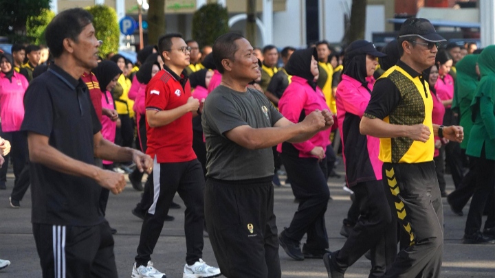 Brigjen TNI Heri Purwanto, Danrem 042/Gapu, tampak bersemangat mengikuti olahraga bersama TNI–Polri menyambut Hari Bhayangkara ke-79 di Mapolda Jambi. (Foto: Penrem 042/Gapu/Red)