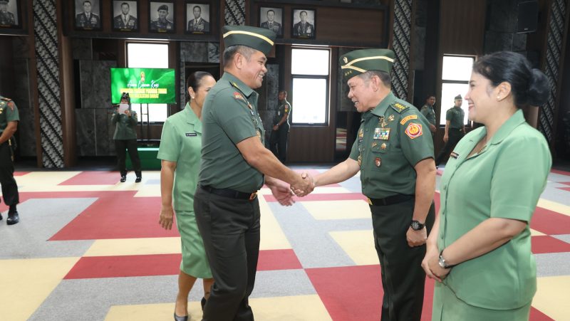 Keterangan Foto: Letjen TNI Rafael Granada Baay (kanan) menerima ucapan selamat dari Kasad Jenderal TNI Maruli Simanjuntak, M.Sc. (kiri) pada upacara kenaikan pangkat di Mabesad, Jakarta. /Dispenad/red