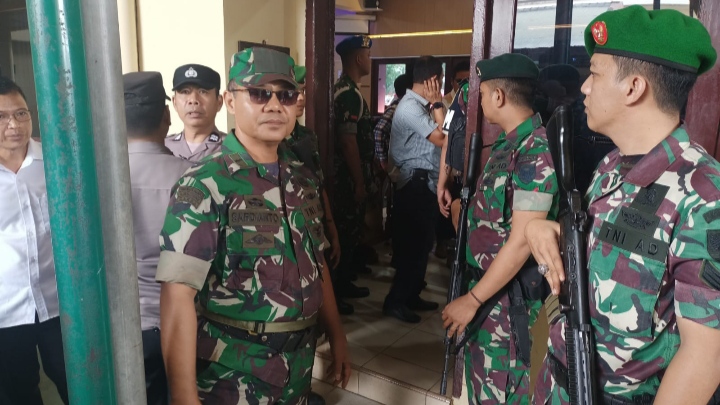 Pengamanan dilakukan ketat sejak penjemputan tahanan hingga sidang vonis oleh majelis hakim.