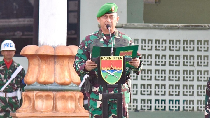Foto: Brigjen TNI Andrian Susanto, Kasdam XXI/Radin Inten, saat memimpin jalannya upacara membacakan amanat Pangdam XXI/Radin Inten, Mayjen TNI Kristomei Sianturi.