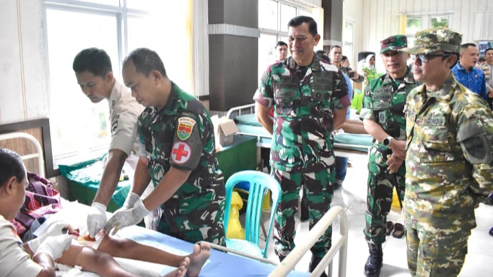 FOTO: Pangdam XXI/Radin Inten, Mayjen TNI Kristomei Sianturi, S.Sos., M.Si.(Han)., saat meninjau layanan kesehatan khitanan massal/Red