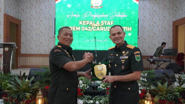 FOTO: Danrem 042/Gapu Brigjen TNI Heri Purwanto, S.E., M.Sc (Kiri), Brigjen TNI Slamet Riadi, S.I.P (Kanan)