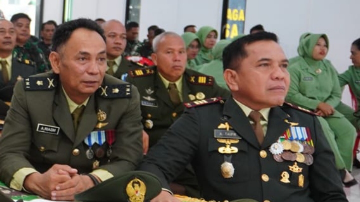 FOTO: Saat Kapten Inf A. Taufik Al Hidayah (kanan) dan Pabung Kodim 0419/Tanjab Mayor Inf Ahmad Riadh, S.Ag., (kiri) Nobar siaran langsung Upacara HUT TNI dari Silang Monas Jakarta/Red