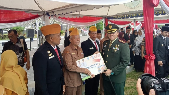 FOTO: Komandan Kodim 0415/Jambi Kolonel Inf Putra Negara, S.H., M.Han., saat penyerahan tali asih kepada para Veteran./Red