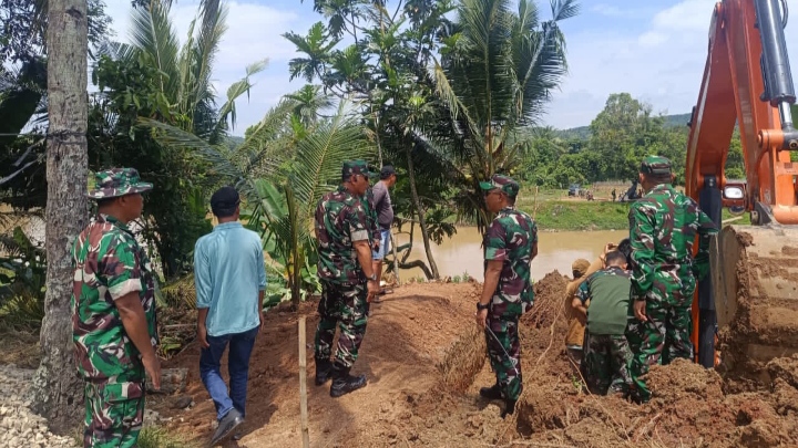 Komandan Korem 043/Garuda Hitam (Gatam) Brigjen TNI Haryantana, S.H Tinjau Rencana Jembatan Gantung di Pringsewu/dok. Penrem 043/Gatam