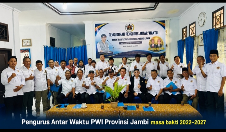 Foto bersama saat pengukuhan Pengurus Antar Waktu PWI Provinsi Jambi masa bakti 2022–2027/red
